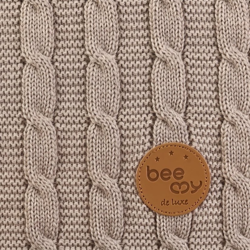 Merino deka pro miminko BeeMy, béžová – detail copánkového úpletu s koženým logem