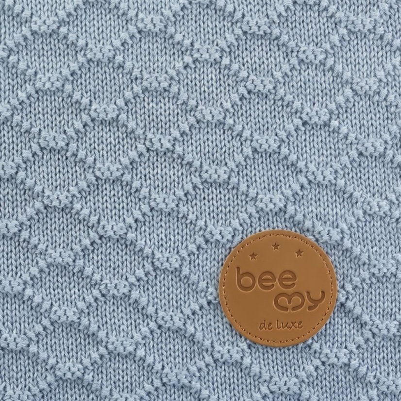 Merino deka pro miminko BeeMy, světle modrá 50% merino – detail reliéfního úpletu s koženým logem