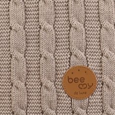 Merino deka pro miminko BeeMy, béžová – detail copánkového úpletu s koženým logem